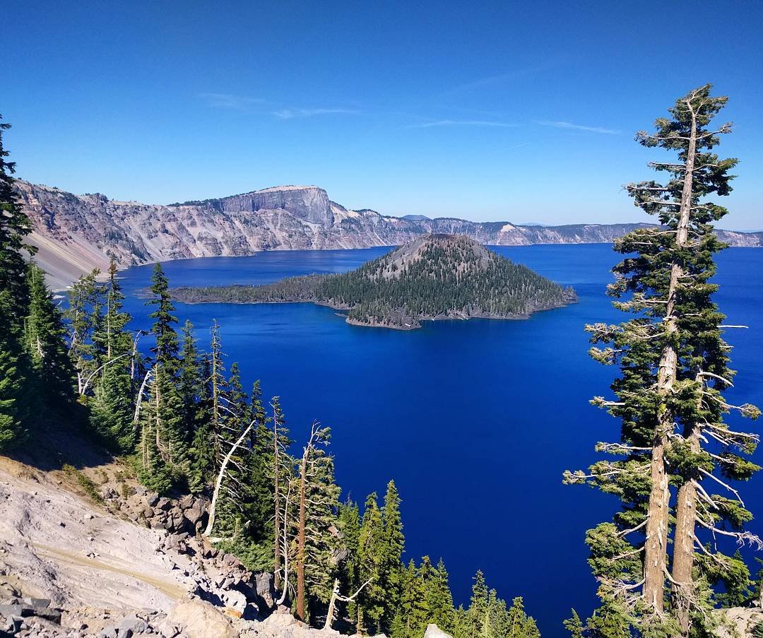 Blue waters at Crater Lake in Oregon